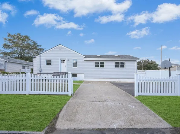 1 Irene Street, Lindenhurst, NY 11757