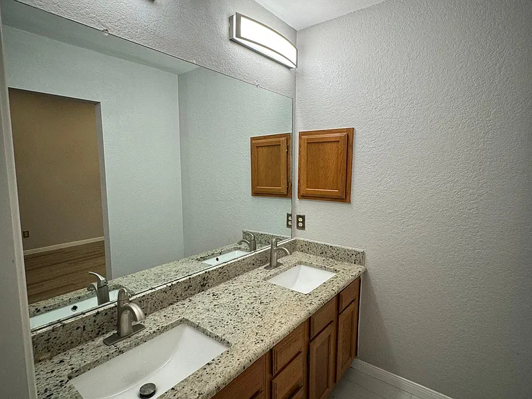1321 Homestead St — Photo 2