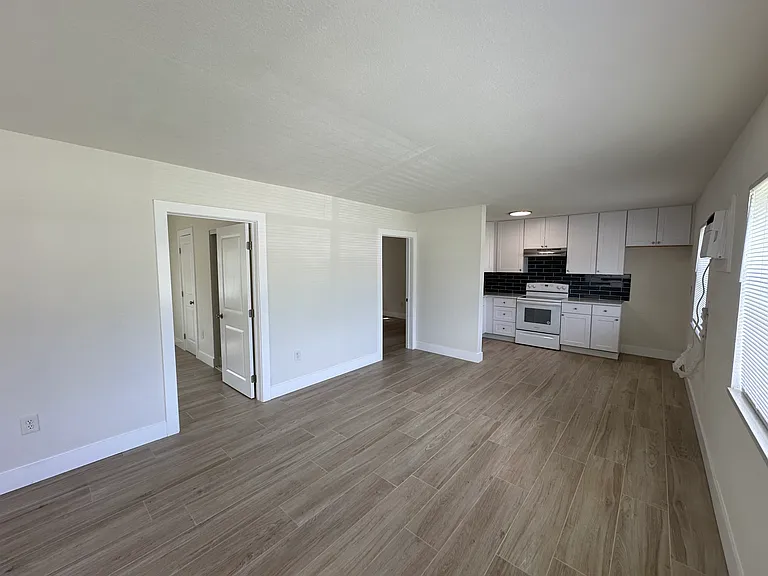 1048 Avenue E #1 — Photo 3