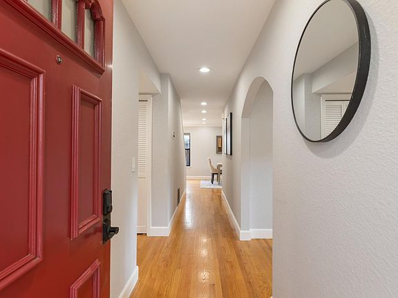 4th image of 165 Gladys Ave