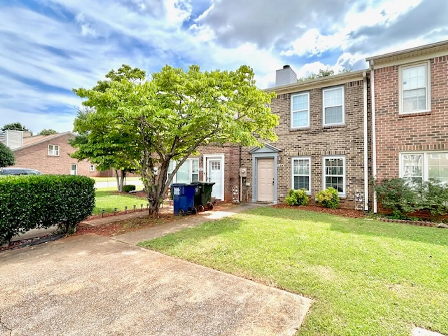 Beautiful Townhome In The Heart Of Madison! Move In Special! — Photo 3