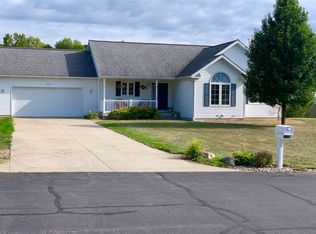 1021 N Stoneridge Dr, Plainwell, MI