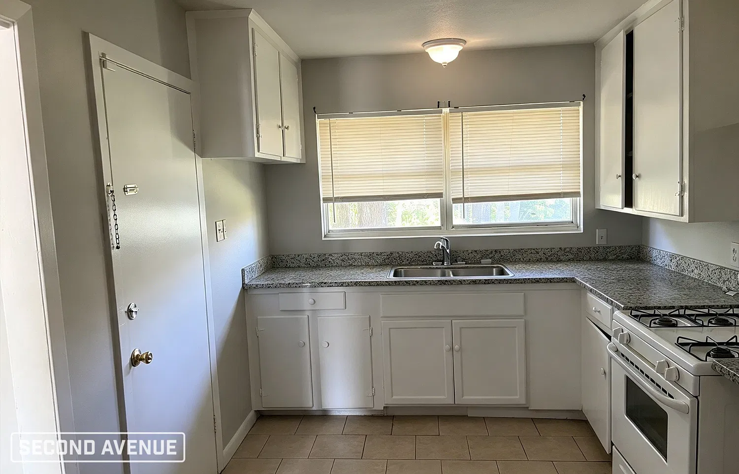 3 bed, 1.5 bath, 1135 sqft, $1,312 — Photo 3