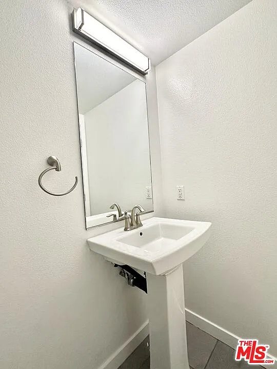 3 bed, 2.5 bath, 1600 sqft, $4,095 — Photo 2