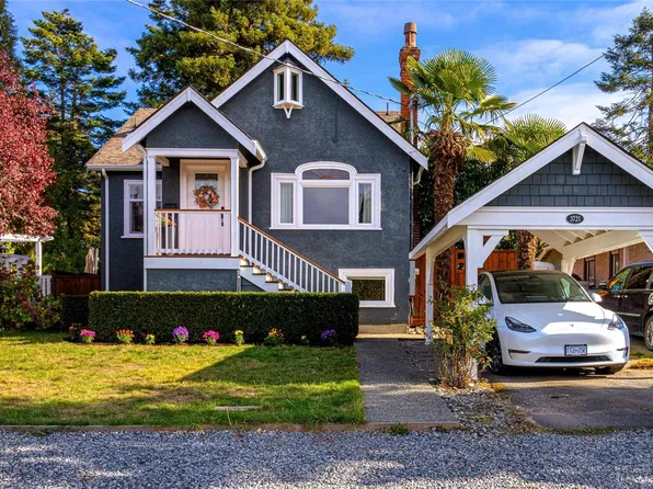 3721 Craigmillar Ave, Saanich, BC V8P 3H2