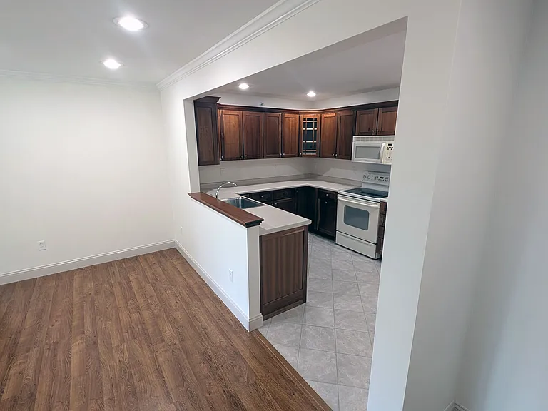 9 Pleasant Wood Dr #202 — Photo 2