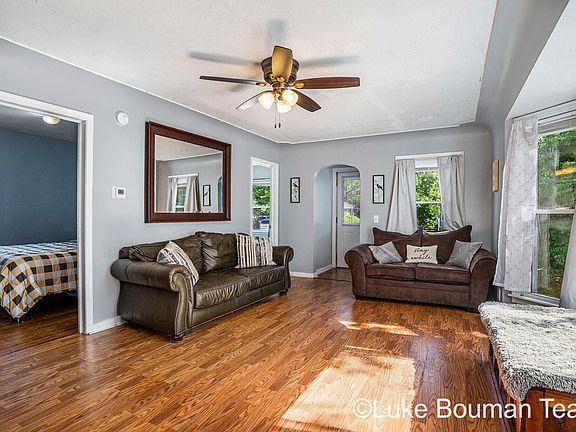 4th image of 555 W 21st St