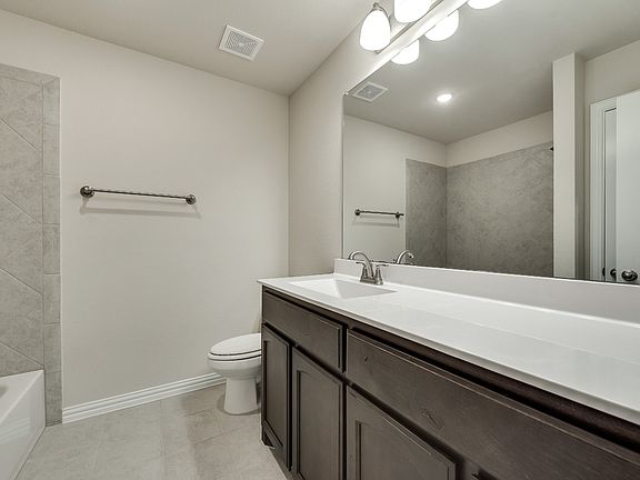 3rd image of 1016 Montrose Ave