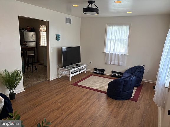 3rd image of 1026 W Browning Rd