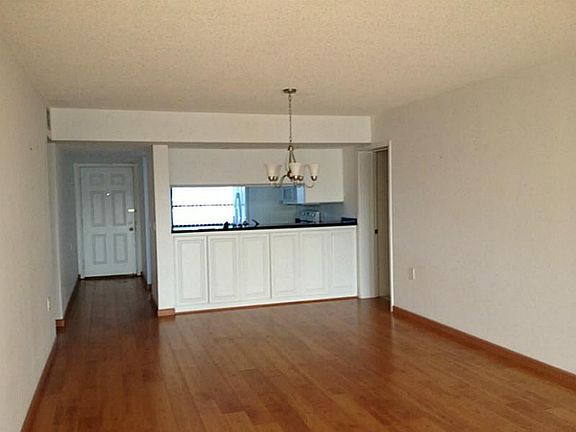 4th image of 1711 Whitehall Dr APT 206