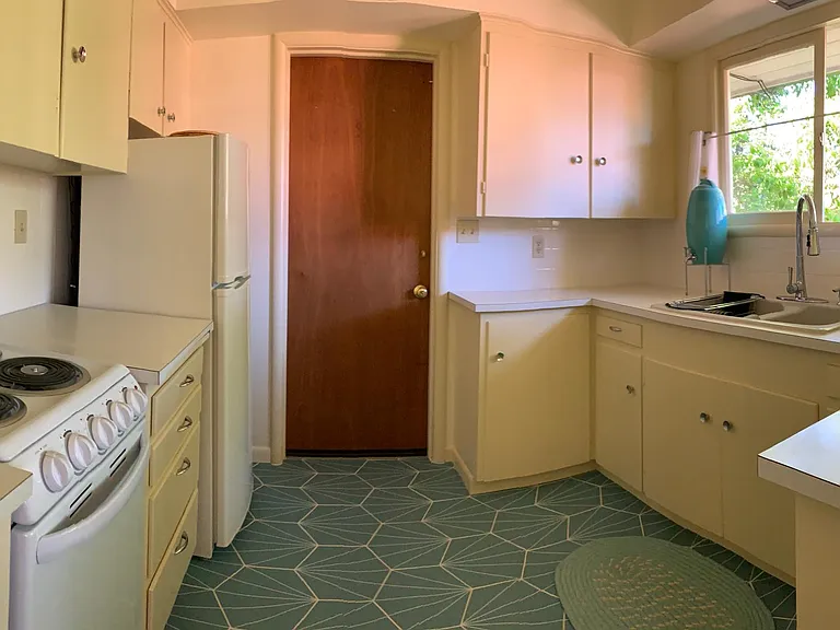 406 SW Thomas St #406 — Photo 6