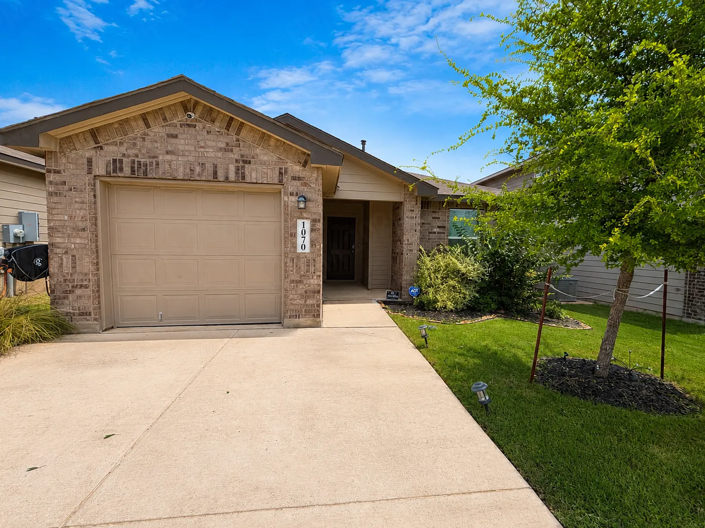 Move-In Special. 1 Month Free Rent with a 12-month lease — Photo 2