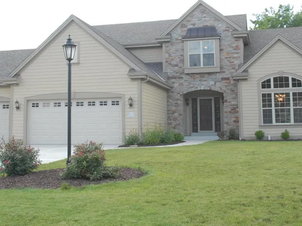 W273N2493 Arlington Dr, Pewaukee, WI 53072