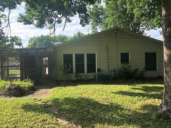 4th image of 820 W Live Oak St