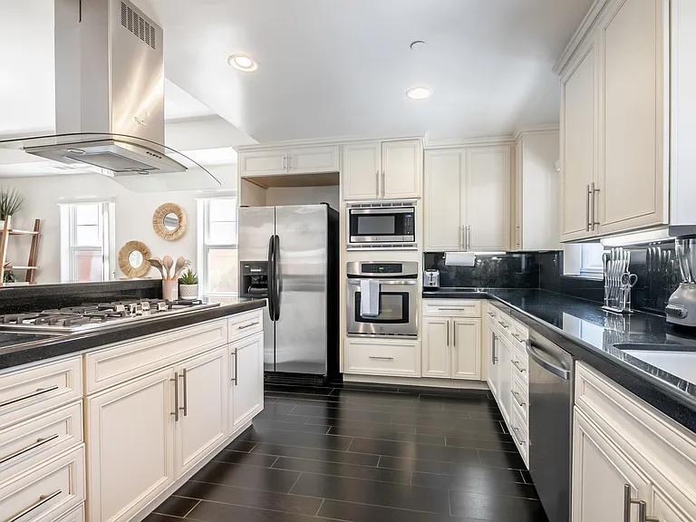 215 Alexander Ct — Photo 3