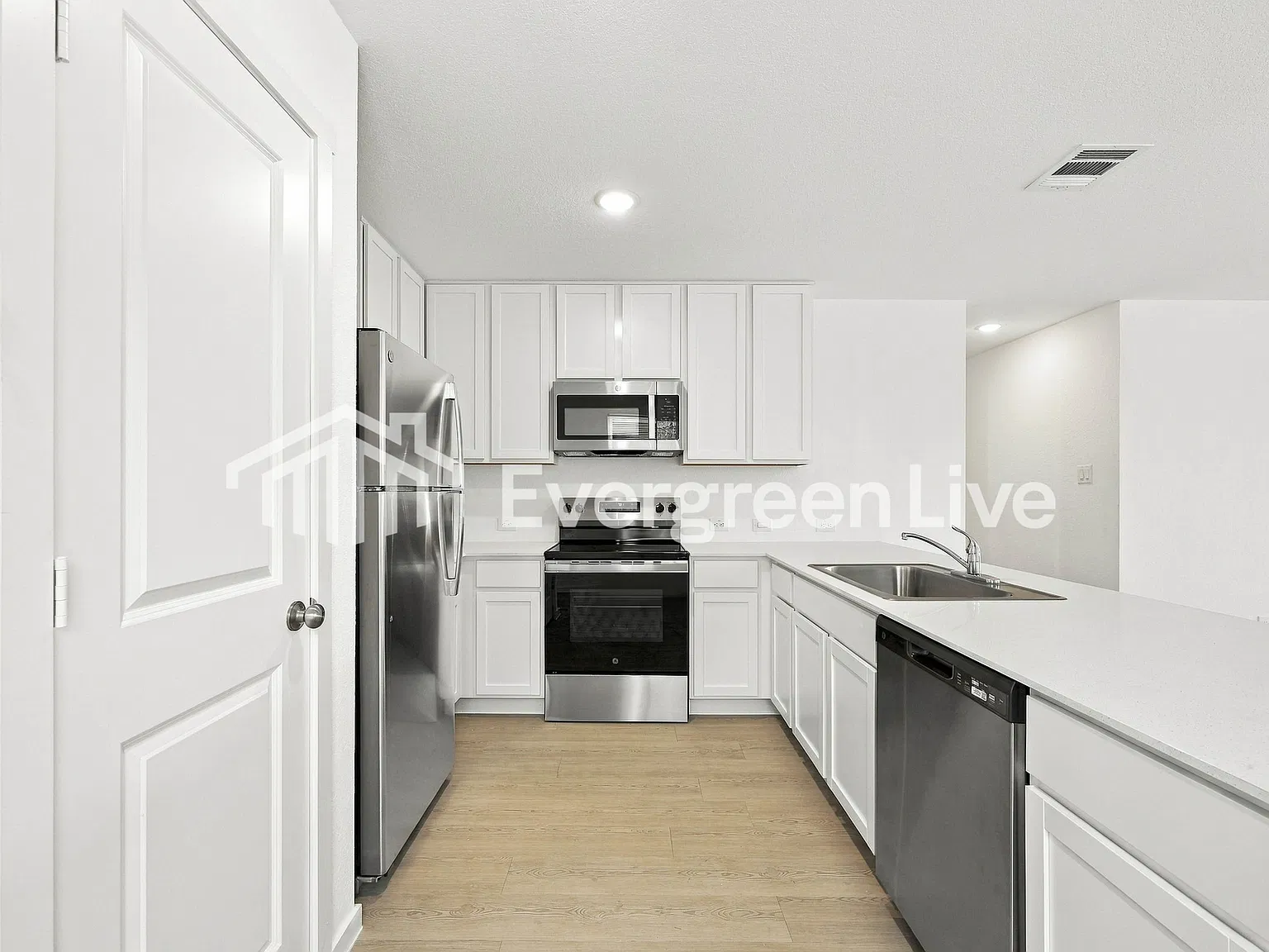4 bed, 2.0 bath, 1867 sqft, $1,565 — Photo 3