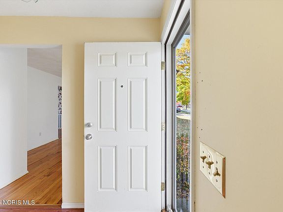 4th image of 135 Birchcrest Dr
