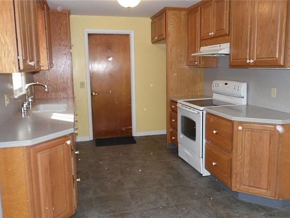 3rd image of 34 Brookwood Dr