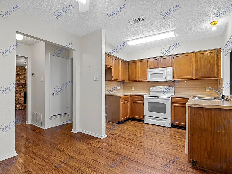 800 Bluebonnet Dr #B — Photo 5