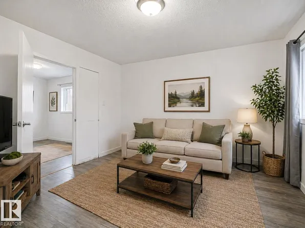 9632 106a Ave NW, Edmonton, AB T5H 0T2
