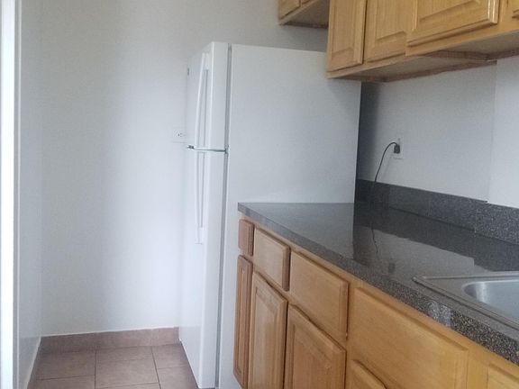 4th image of 510 Riverdale Ave #6