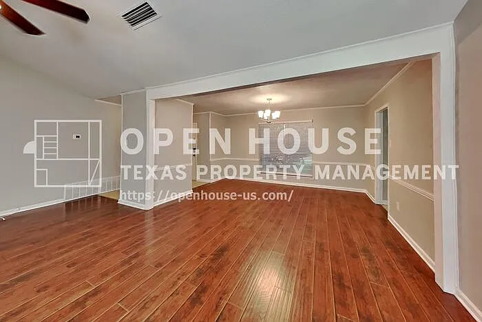 1025 Aspen Ln — Photo 3
