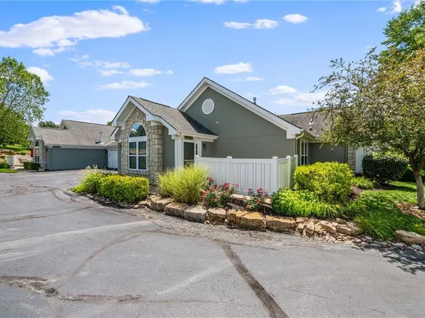 7211 Meadow View St, Shawnee, KS 66227