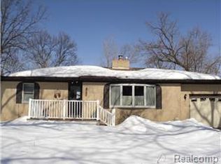 2405 Silver Cir, Waterford, MI 48328