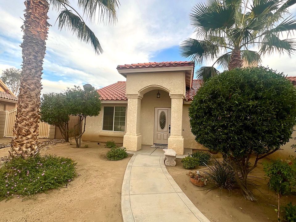 56777 Taos Front Yard