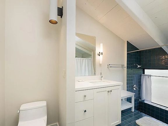 2nd image of 3030 Paradise Dr