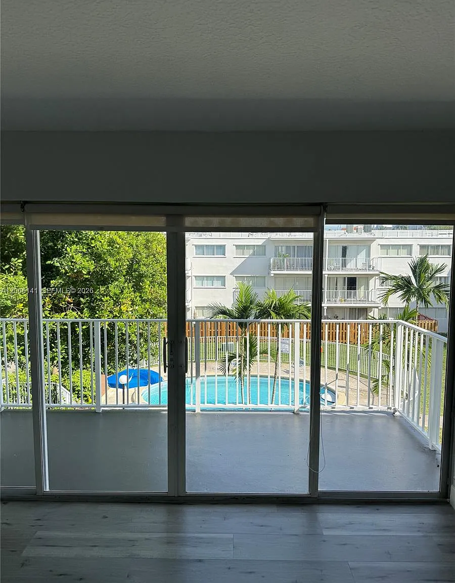 Paradise At Dadeland Cond — Photo 1