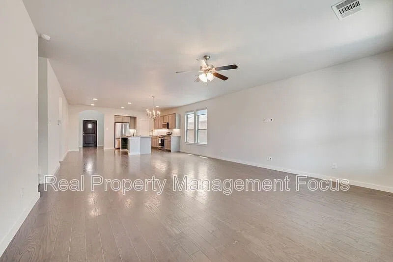 4 bed, 2.5 bath, 2407 sqft, $2,500 — Photo 4