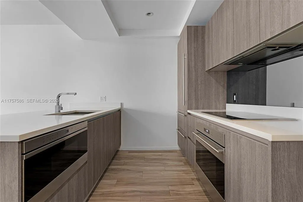 Building Photo - 801 S Miami Ave #2508