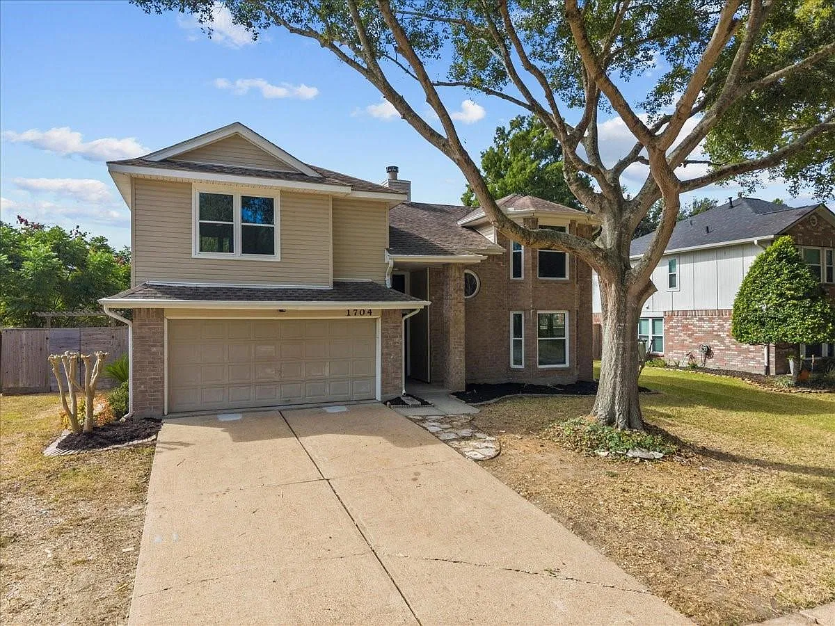 4 bed, 2.5 bath, 2382 sqft, $3,300 — Photo 2