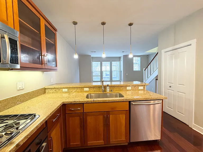 1338 Eddy St — Photo 7