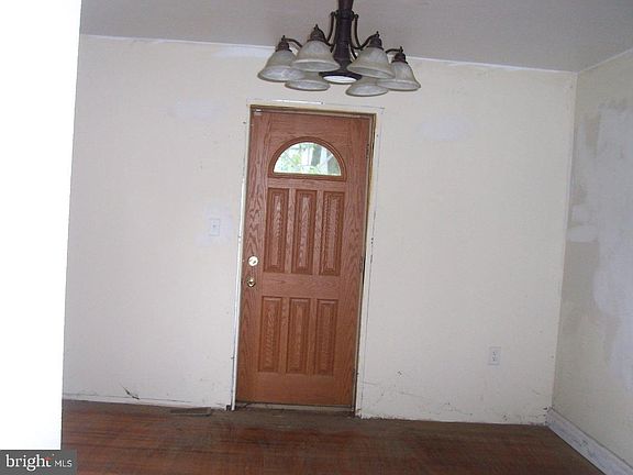 4th image of 9 W Adams St