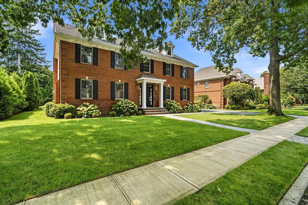 5 bed, 4.5 bath, 5250 sqft, $16,500 — Photo 1