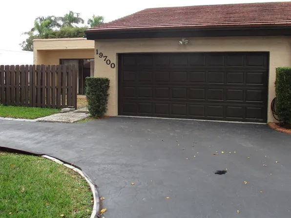 19700 W Lake Drive, Hialeah, FL 33015