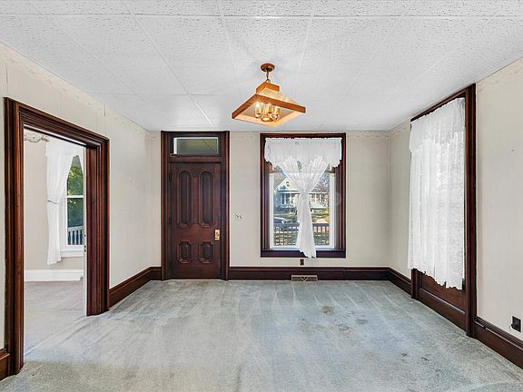 5th image of 218 N Wood St