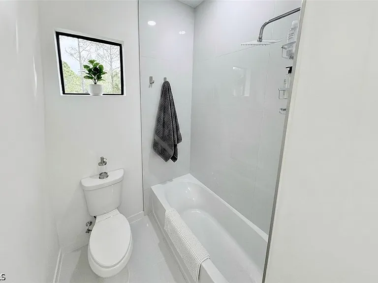2113 NW 41st Ave — Photo 13