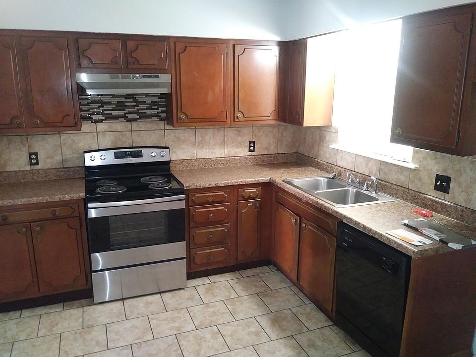 2nd image of 613 N 26th West Ave