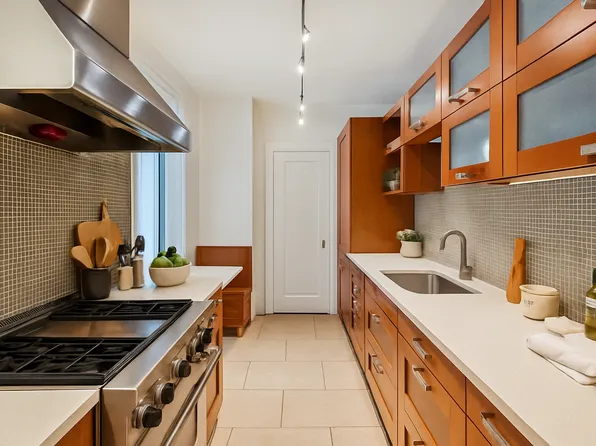 146 East 49th Street image 3 of 11