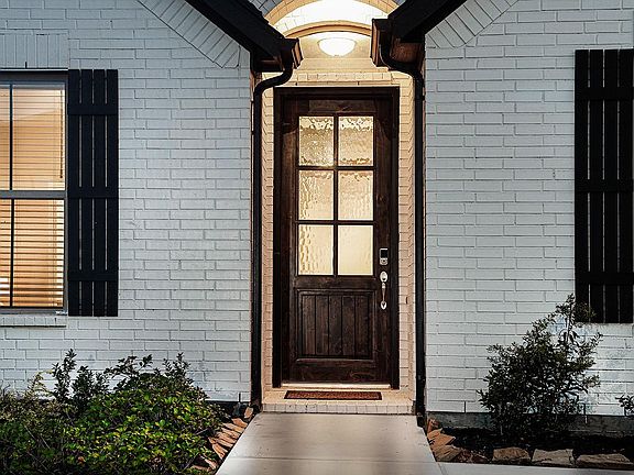 2nd image of 32236 Highwood Green Ln