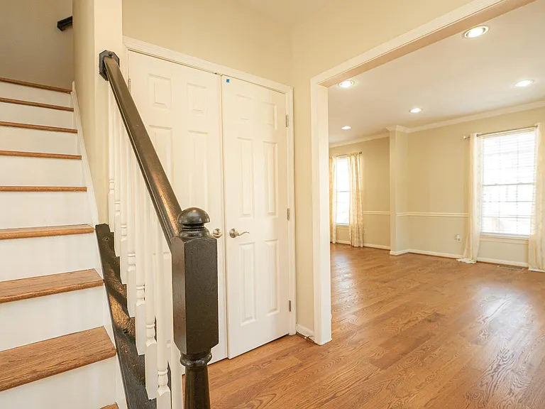 7036 Kings Manor Dr — Photo 15