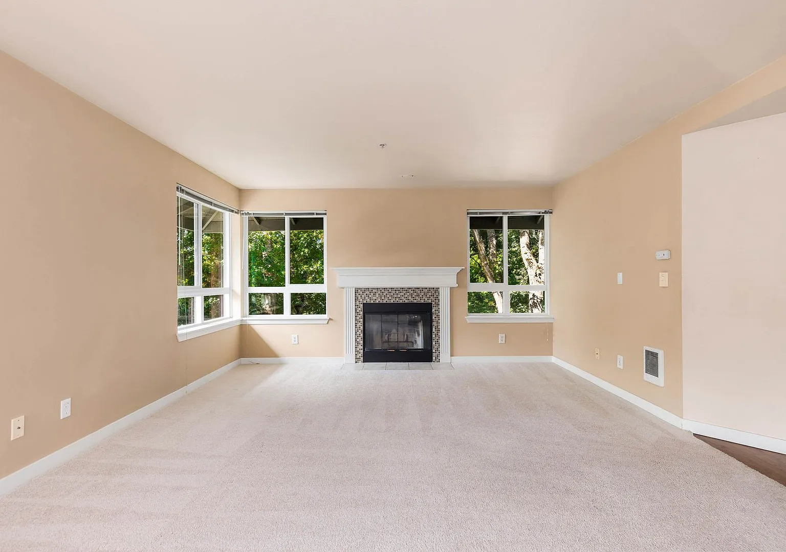 Top Floor 1 Bedroom Condo in Great Location — Photo 4