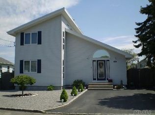 786 S Hickory St, Lindenhurst, NY 11757