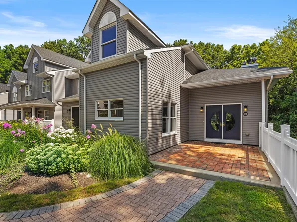 10 Courtyard Circle, Centerport, NY 11721