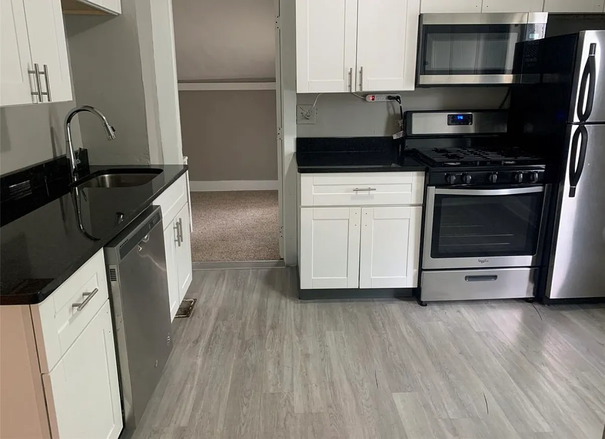 6 bed, 2339 sqft, $5,100 — Photo 2