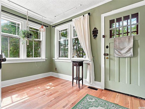 3rd image of 902 4th AVENUE N