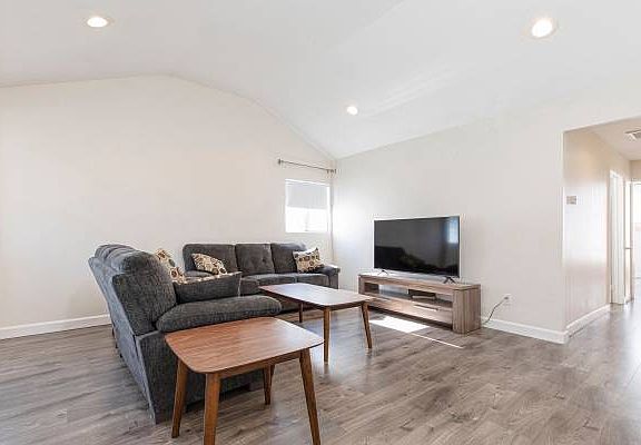 2nd image of 2813 Los Olivos Ln